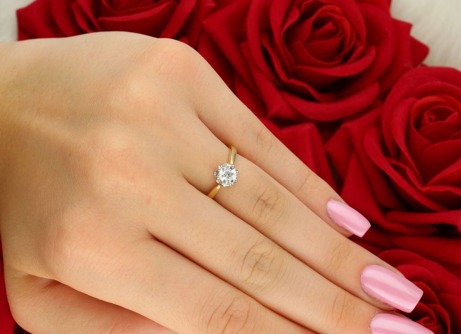 Elegancki pierścionek z żółtego i białego złota 585, z diamentem 0,18 ct, barwa H, czystość SI. Model R55116YW, waga 2,10 g. Certyfikat autentyczności w zestawie.1.jpg